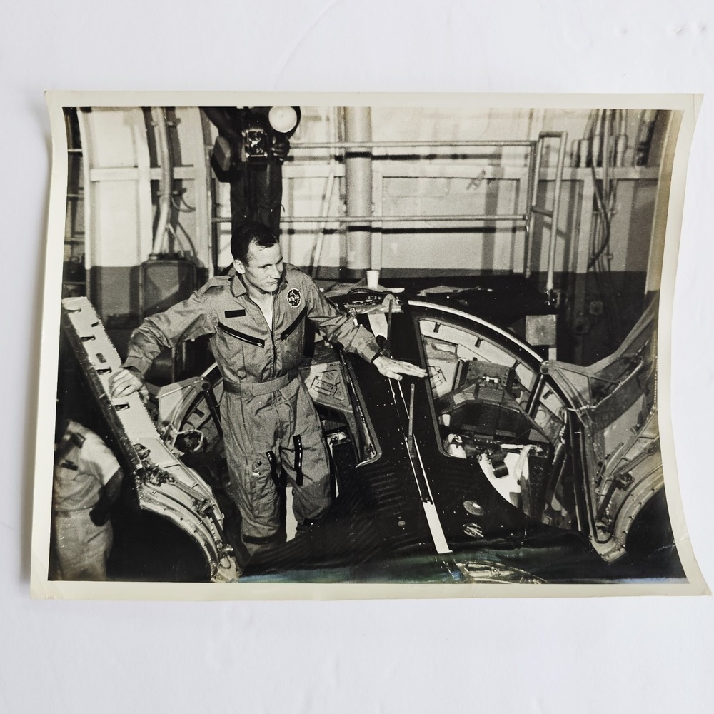 Vtg NASA Gemini 4 Ed White Inside Capsule USS Wasp Type 1 Press‎ Photo 65-H-953